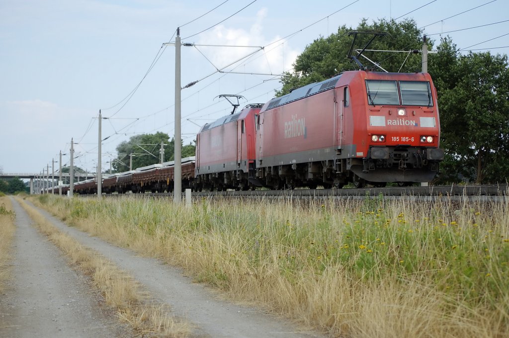 185 185-6 und ihre Schwesterlok 185 261-5 in Doppeltraktion wohl mit einem schweren Schwellengterzug zwischen Growudicke und Rathenow in Richtung Stendal. 27.07.2010