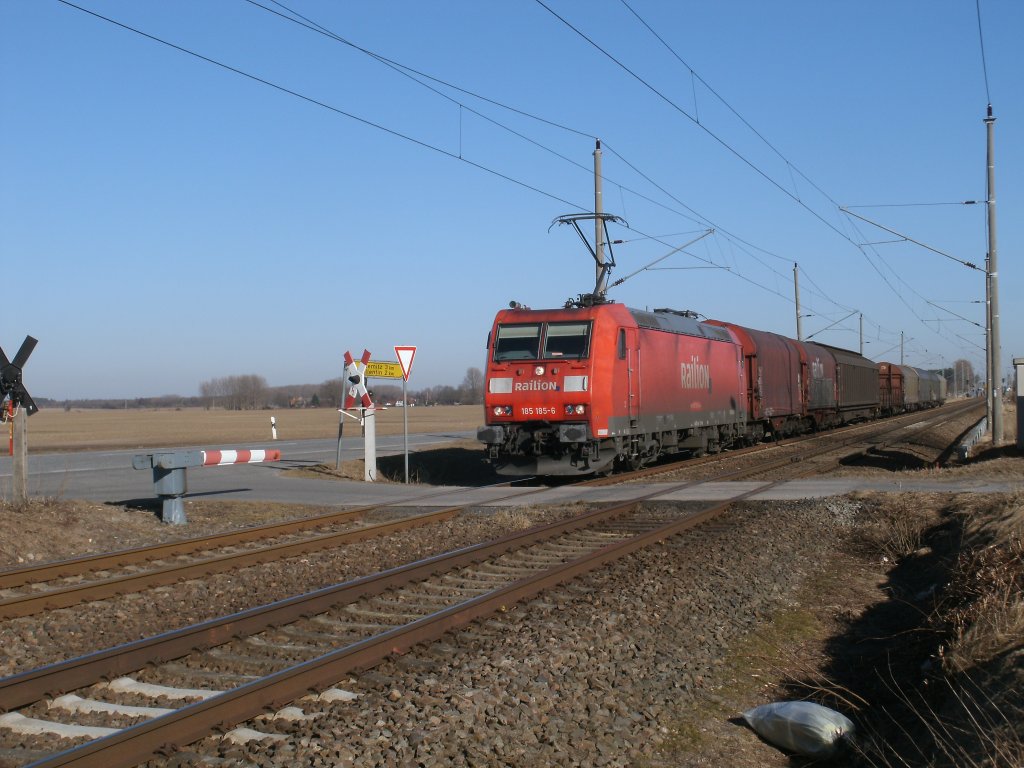 185 185-6 mit dem 45503 Mukran-Seddin am 08.Mrz 2011 bei Rambin.