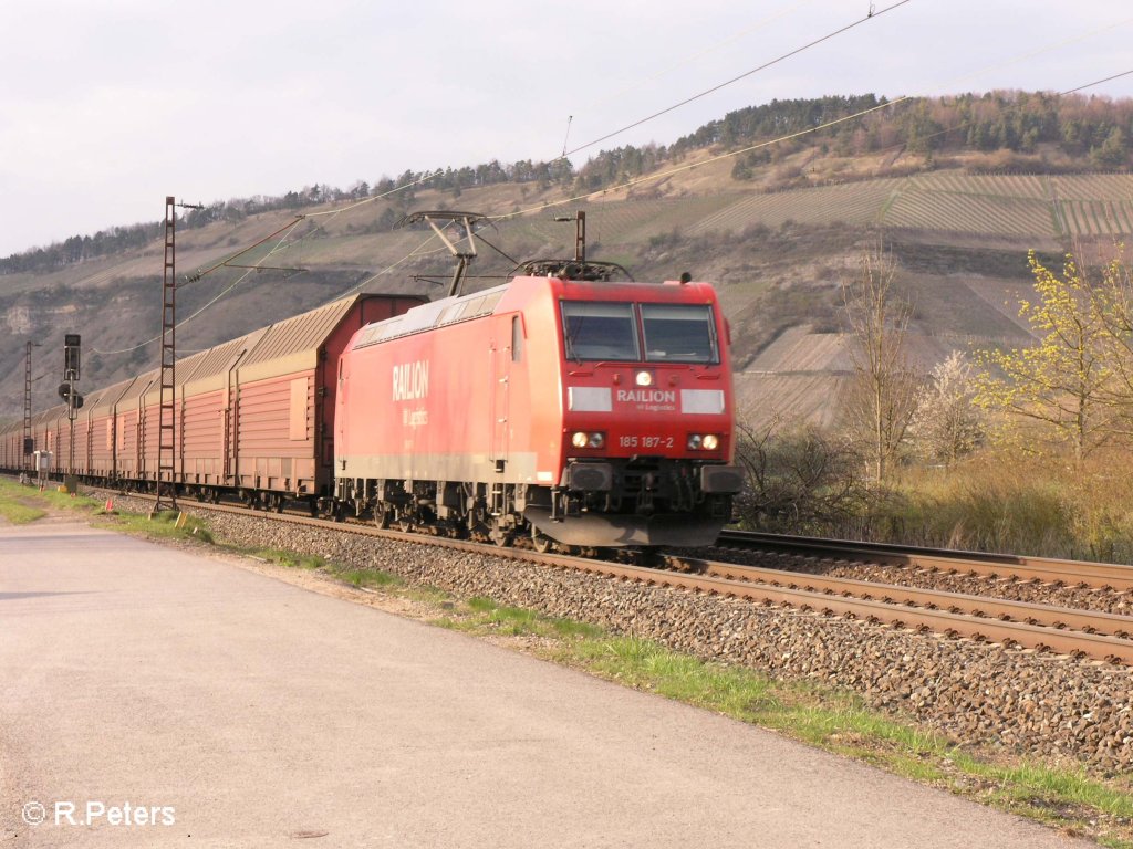 185 187-2 zieht ein Autozug durchs Maintal bei Thngersheim. 12.04.08