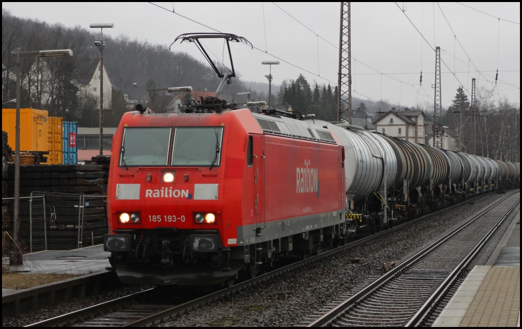 185 193 mit einem Kesselzug am 18.02.12 in Kreuztal