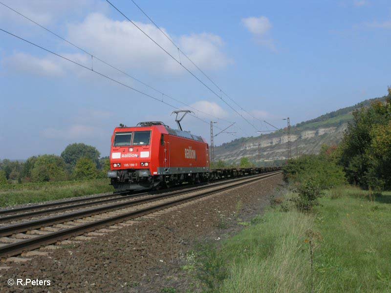 185 199-7 zieht kurz vor Thngersheim ein leeren Containerzug. 27.09.08