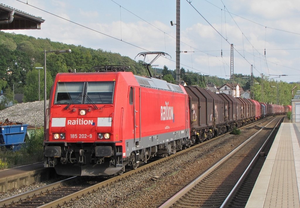 185 202 am 26.08.09 in Kreuztal mit einem Gterzug in Richtung Hagen-Vorhalle.