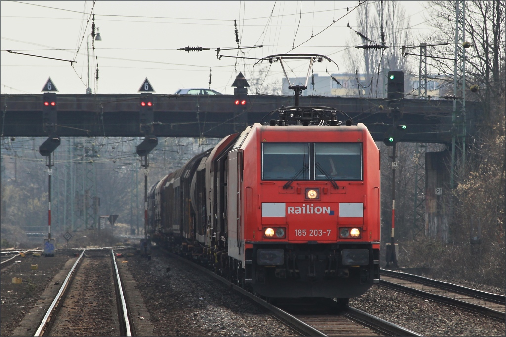 185 203 mit gemischten Gterzug in Richtung Kln am 12.03.11 in Bonn Beuel