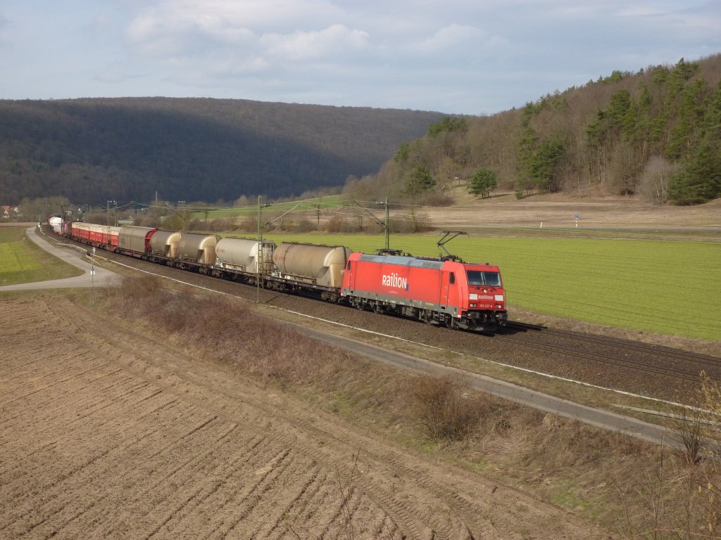 185 207-8 mit Gterzug am 19.03.10 bei Harrbach