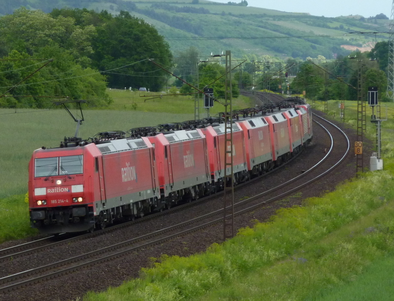 185 214-4 + 185 213-6 + 185 212-8 + 152 094-9 + 152 022-0 + 152 006-3 + 189 059-9 + 151 001-5 als Lokzug am 03.06.10 bei Harrbach