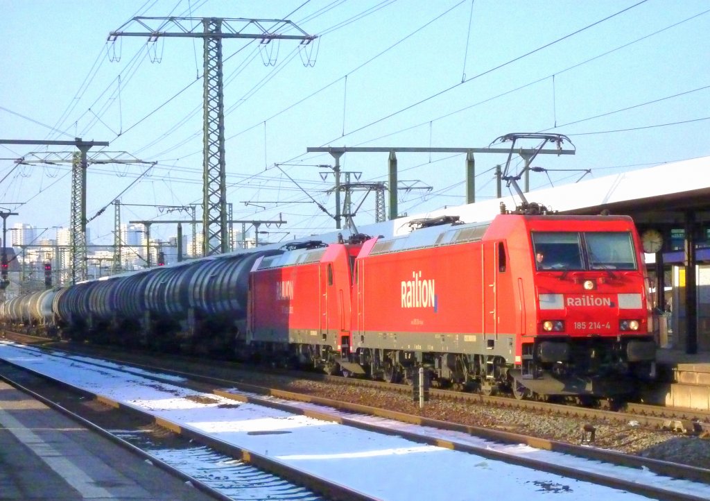 185 214-4 und eine weitere 185er mit Kesselwagenzug am 16.02.10 in Fulda