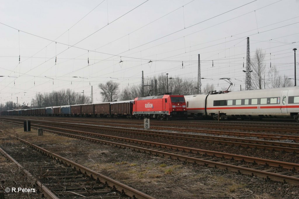 185 216-9 zieht ein Kohelzug durch Leipzig Schnefeld. 12.03.11