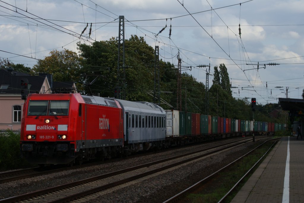 185 221-9 mit einem Containerzug in Hilden am 15.09.2010