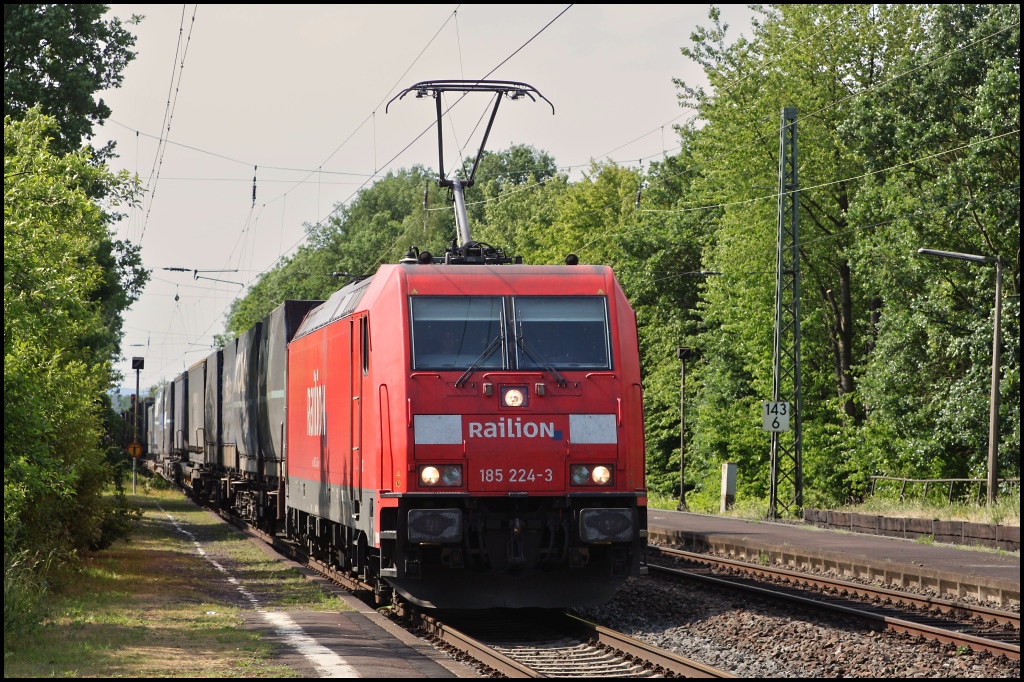 185 224 mit einem  Norfolk  in Richtung Norden am 03.06.11 in Lang Gns