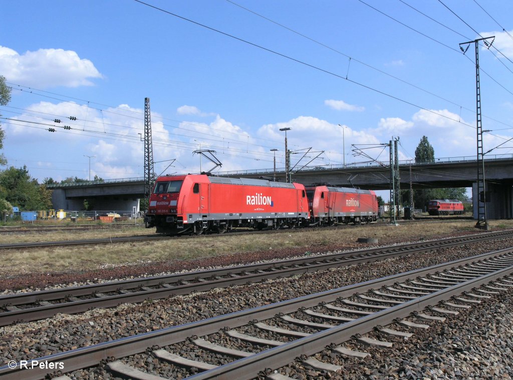 185 235-9 + 199 verlassen Regensburg Ost gemeinsam. 27.08.09