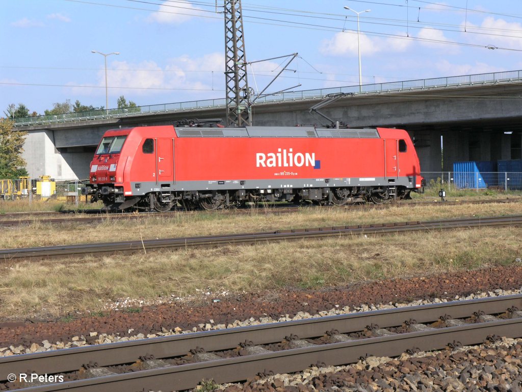 185 235-9 rollt aufs Abstellgleis in Regensburg Ost. 27.08.09