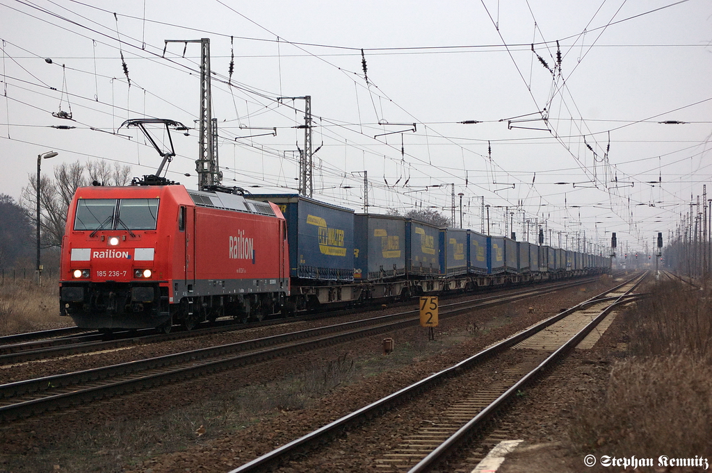 185 236-7 mit dem  LKW-Walter  Zug in Priort in Richtung Golm unterwegs. 27.01.2012