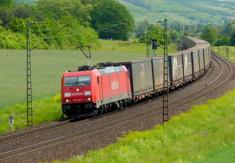 185 236-7 mit Mega Kombi Zug am 03.06.10 bei Harrbach