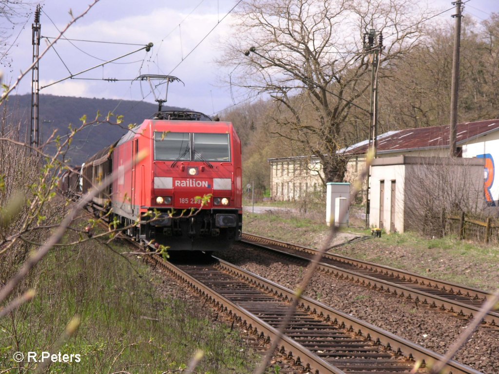 185 239 zieht ein gemischten Gterzug bei Gambach durchs Maintal. 12.04.08