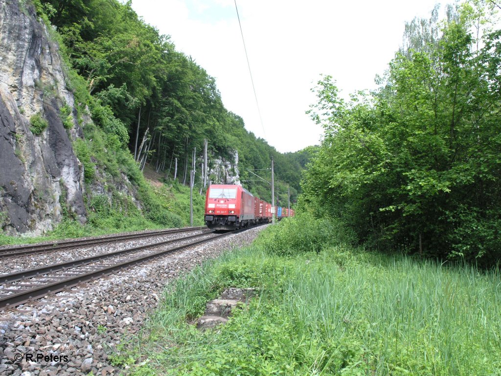 185 241-7 mit Containerzug bei Matting. 29.05.10