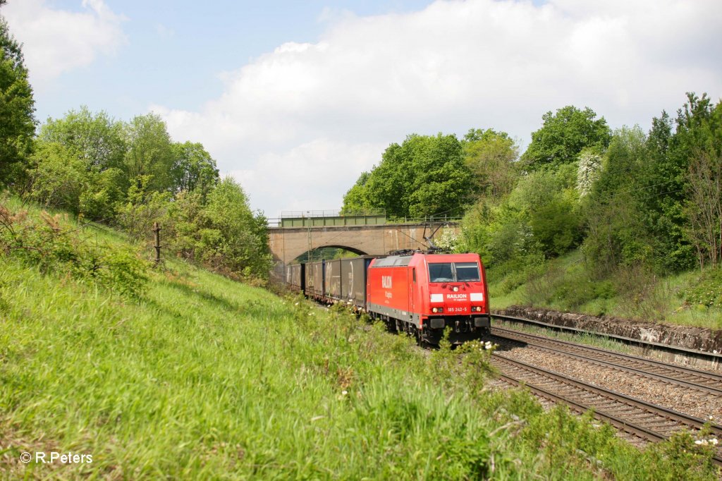 185 242-5 mit OMFESA Wechselpritschenzug bei Postbauer-Heng. 13.05.11