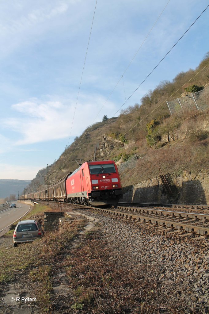 185 244-1 mit gedecktem Gterzug bei Kaub. 06.03.13