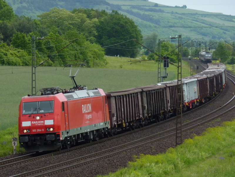 185 246-9 mit Gterzug am 03.06.10 bei Harrbach