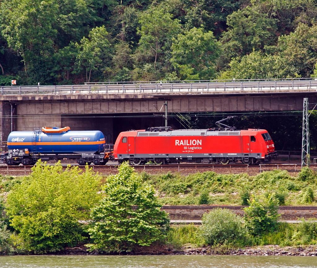 185 250-8 der DB Schenker zieht einen gemischten Gterzug am 04.07.2012 auf der linken Rheinseite, gegenber von Unkel (bei Rheinkilometer 636), abwrts in Richtung Kln.