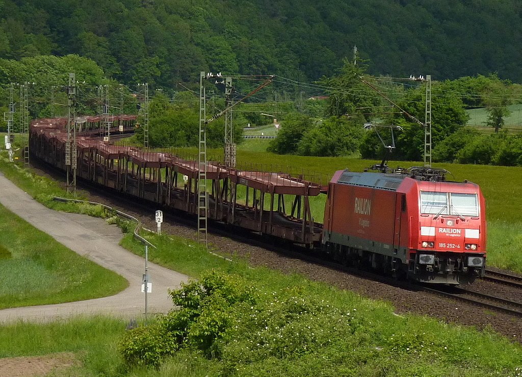 185 252-4 mit leeren Autowagen am 03.06.10 bei Harrbach