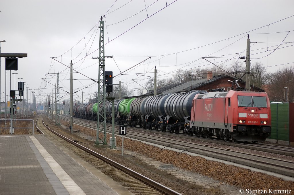 185 263-1 mit einem Kesselzug die mit Benzin oder Ottokraftstoffe befllt sind in Rathenow in Richtung Wustermark unterwegs. 05.03.2011