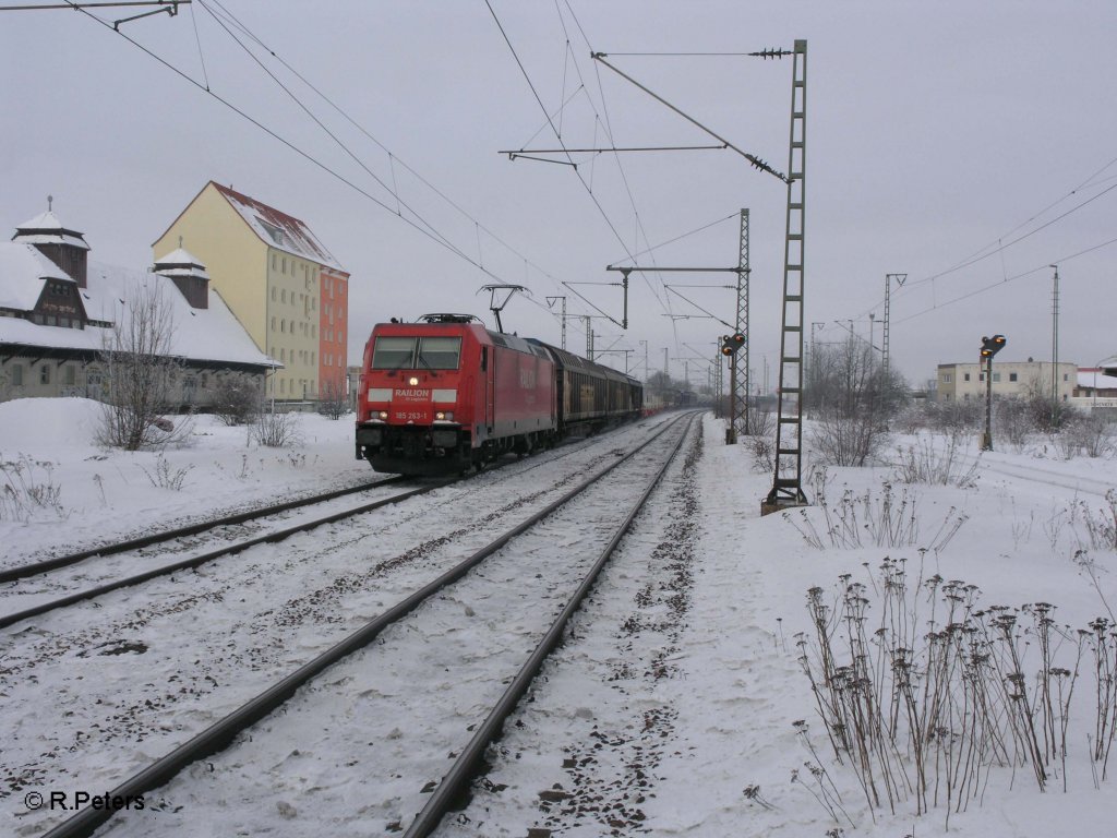 185 263-1 mit gemischten Gterzug nach Passau in Obertraubling. 30.12.10