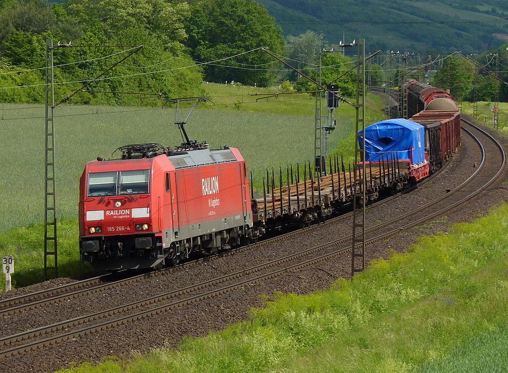 185 266-4 mit Gterzug am 03.06.10 bei Harrbach