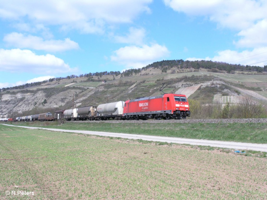 185 277-1 zieht ein gemischten Gterzug bei Thngersheim. 10.04.10