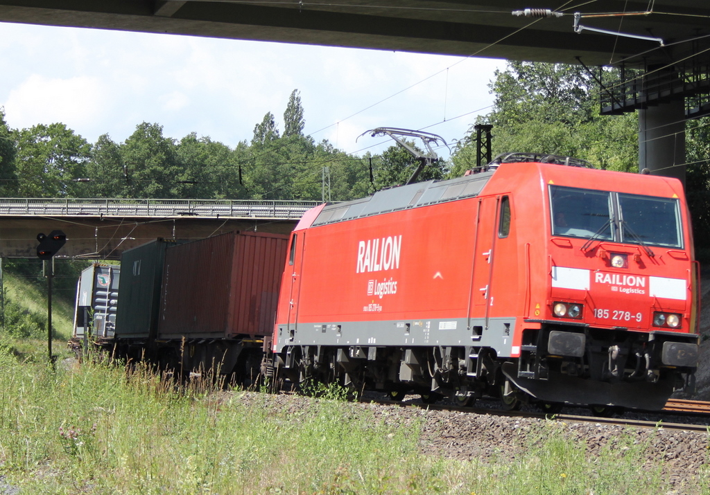 185 278-9 mit Containerzug am 23.06.11 bei Fulda
