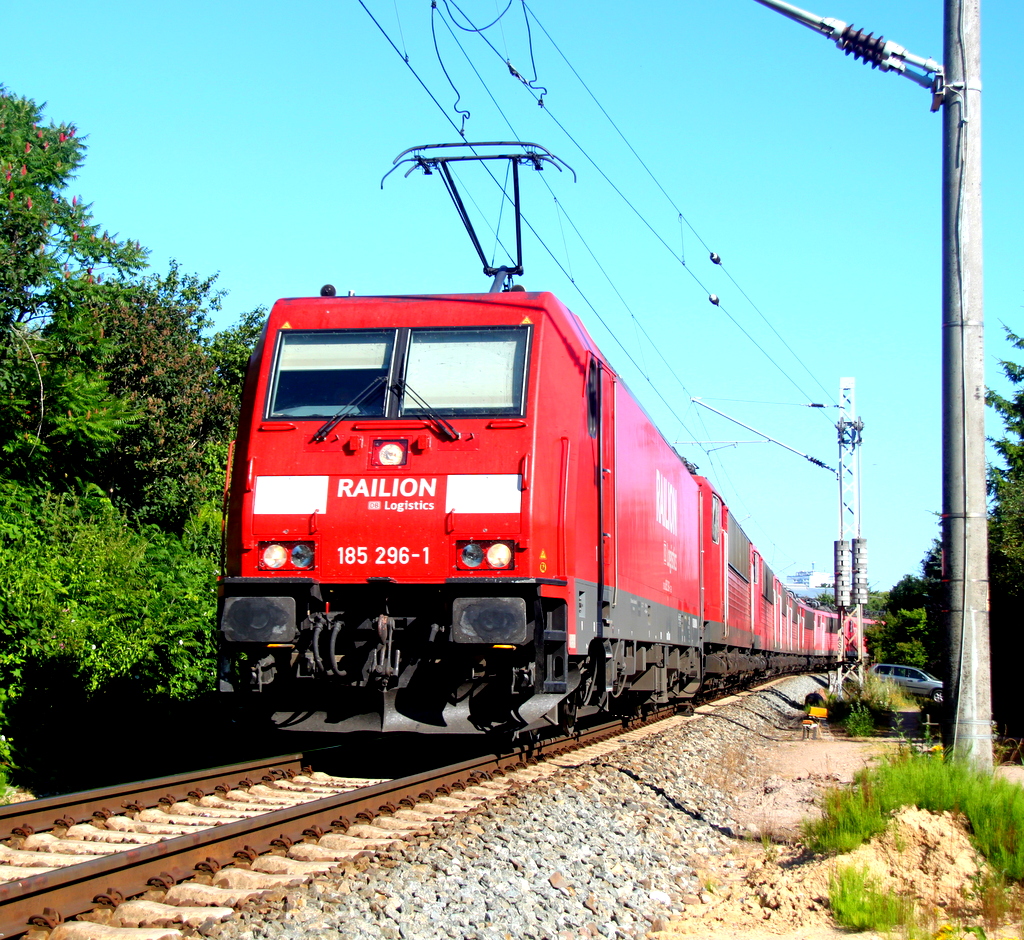 185 296-1 hatte am 21.07.2013 die Ehre den Vollstrecker mit 10x155er und am Ende 151 091-6 von Rostock-Seehafen nach Opladen zum Bender zubringen.Fotostandpunkt Gterumfahrung Rostock Hbf