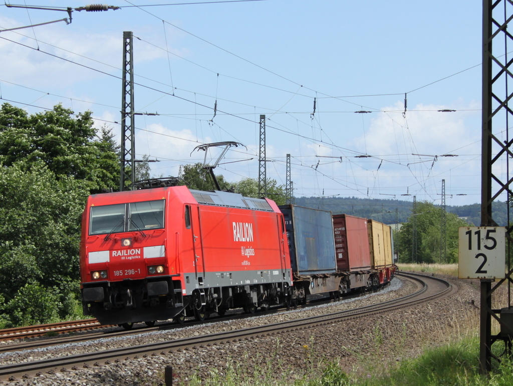 185 296-1 mit Containerzug am 23.06.11 bei Fulda