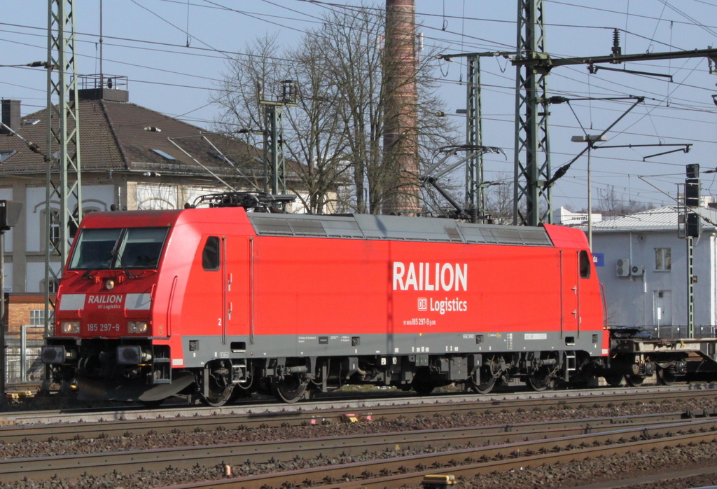 185 297-9 mit Containerzug am 29.03.11 in Fulda