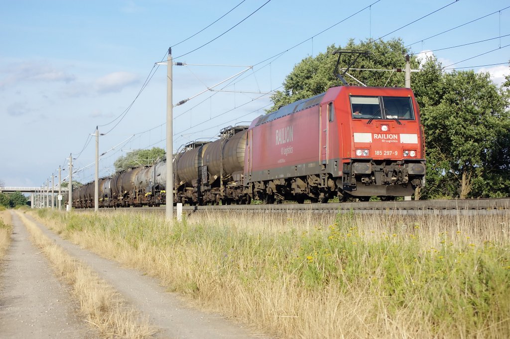 185 297-9 mit einem Kesselzug zwischen Growudicke und Rathenow in Richtung Stendal. 25.07.2010