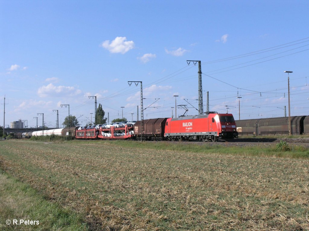 185 307-6 verlsst Regensburg mit ein gemischten Gterzug. 27.08.09