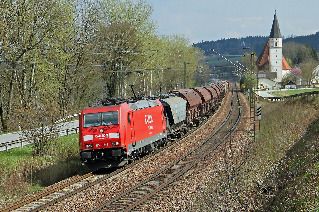 185 312 der DB vor der Kirche von Hausbach aus Richtung Passau kommend (12.4.2012). 