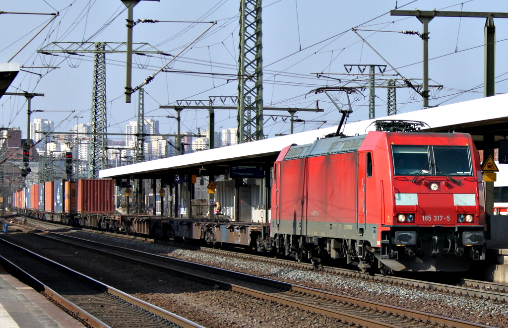 185 317 mit Containerzug am 22.03.12 in Fulda