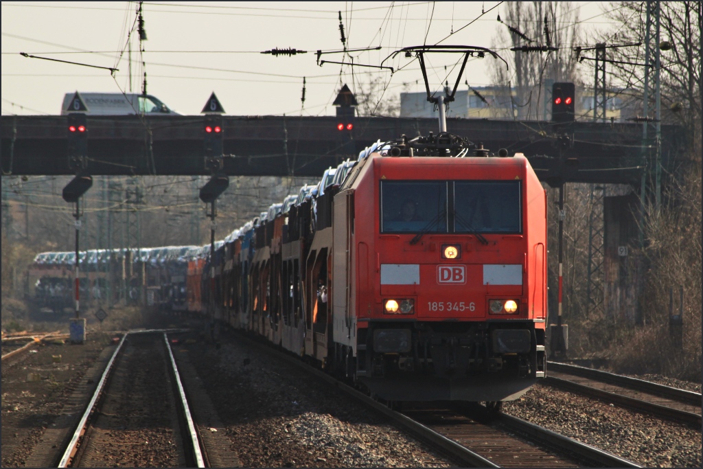 185 345 am 12.03.11 mit langem Autozug in Bonn Beuel