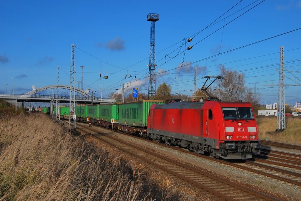 185 354 verlsst mit dem TEC 41911(Rostock Seehafen-Wels Vbf) am 15.11 2010 den Rbf an der Ostsee.