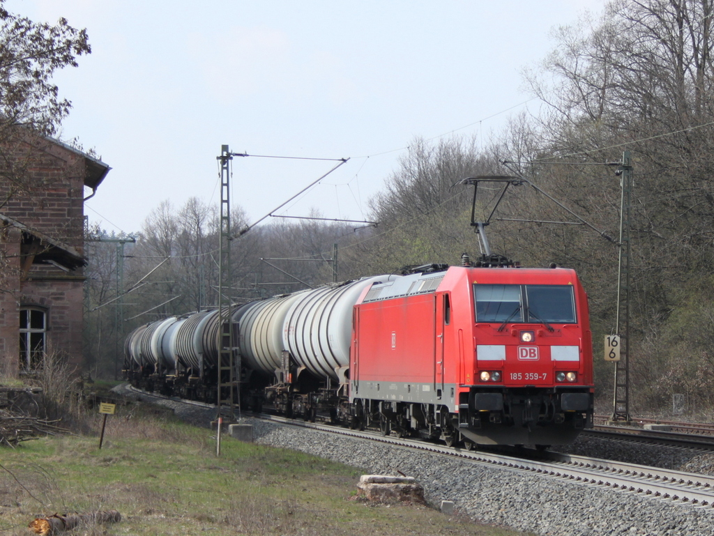 185 359 mit Kesselwagenzug am 04.04.12 in Vollmerz