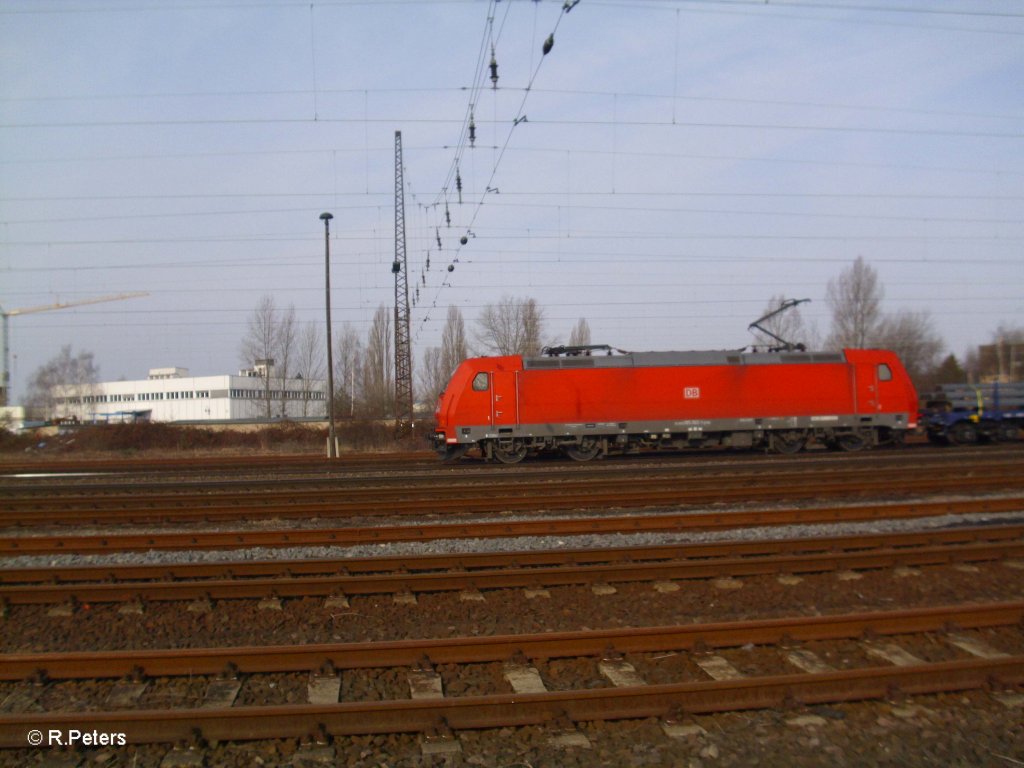 185 362-1 mit einem gemischten Gterzug in Leipzig Schnefeld. 12.03.11