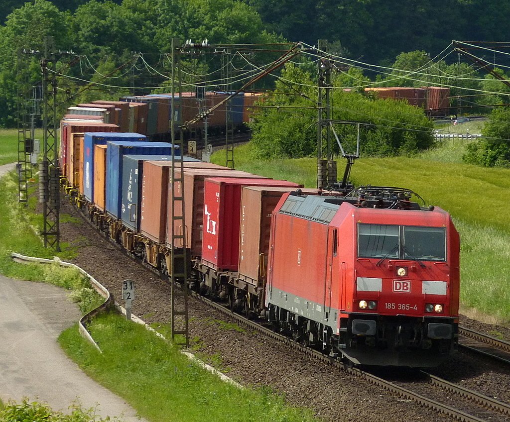 185 365-4 mit Containerzug am 03.06.10 bei Harrbach