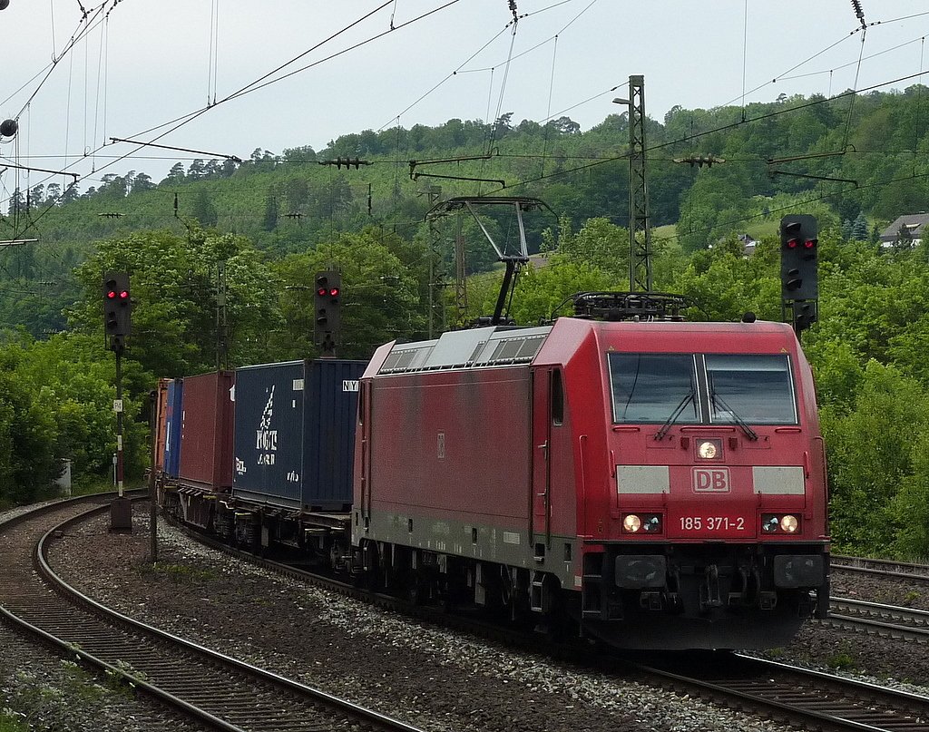 185 371-2 mit Gterzug am 10.06.10 in Jossa
