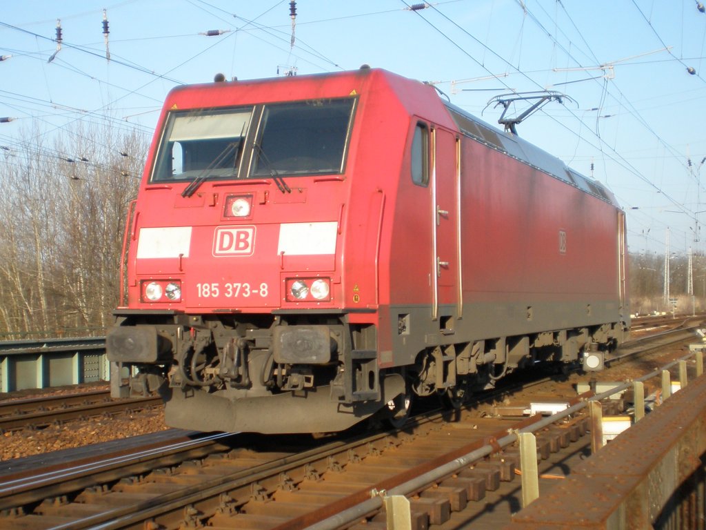 185 373 auf dem Kreuzungsbauwerk in Elsterwerda-Biehla, 16.03.2012.