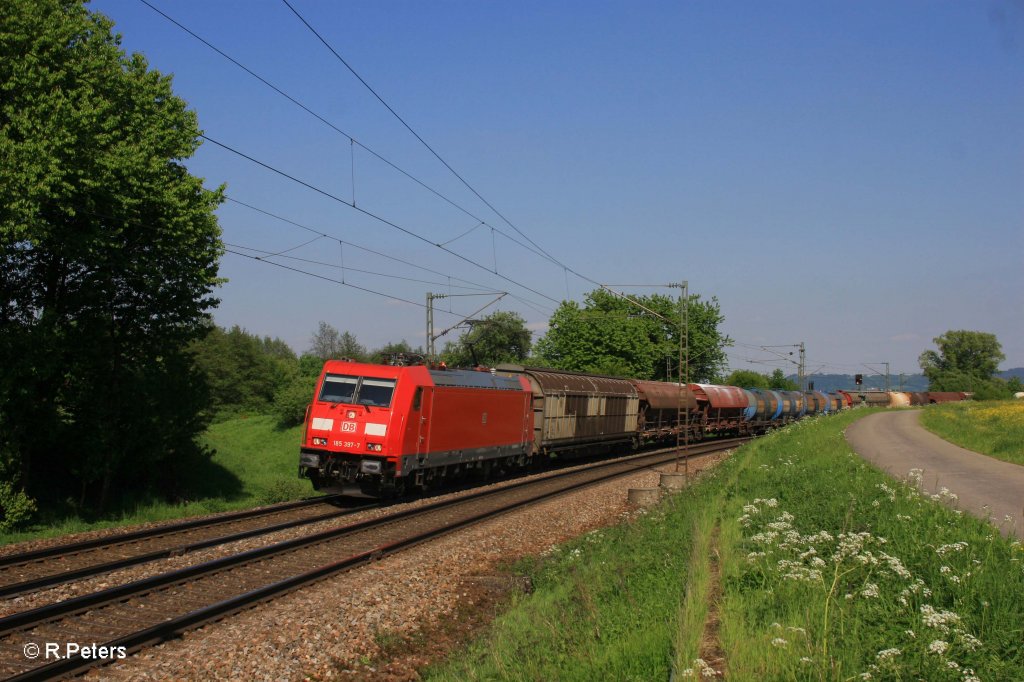 185 397-7 mit gemischten Gterzug bei Plling. 13.05.11