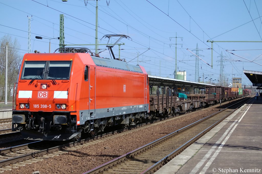 185 398-5 mit einem Messgterzug in Berlin Schnefeld Flughafen und ist auf dem Weg nach Seddin. 09.04.2011