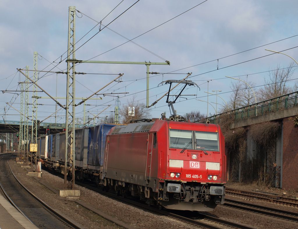 185 405-5 fuhr mit einem Dnen-KLV durch Hamburg-Harburg am 5.3.