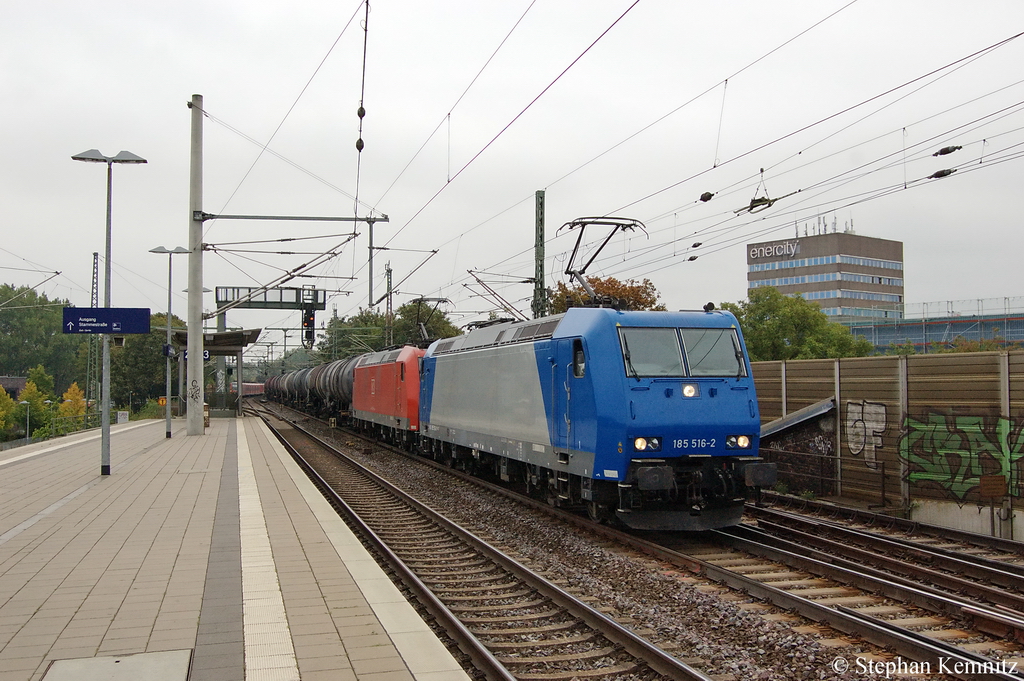 185 516-2 fr DB Schenker & 185 066-8 mit einem Benzin Kesselzug am S-Bahn Haltepunkt Hannover-Linden/Fischerhof. 27.09.2011