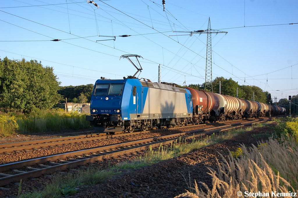 185 521-2 Alpha Trains fr HGK - Hfen und Gterverkehr Kln [HGK 2008] mit einem Kesselzug  Dieselkraftstoff oder Gasl oder Heizl (leicht)  in Satzkorn und fuhr in Richtung Priort weiter und am Zugende hing noch die DE676. 23.08.2012