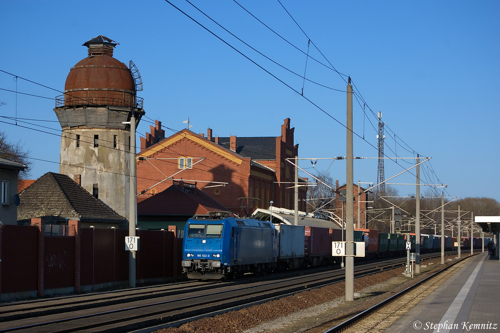 185 522-0 Alpha Trains fr ITL Eisenbahn GmbH mit einem Containerzug in Rathenow in Richtung Stendal unterwegs. 22.03.2012