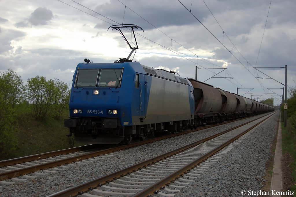 185 523-8 Arcelor-Mittal mit Kohlenstaub Kesselzug zwischen Brandenburg und Gtz in Richtung Werder(Havel) unterwegs. 15.04.2011